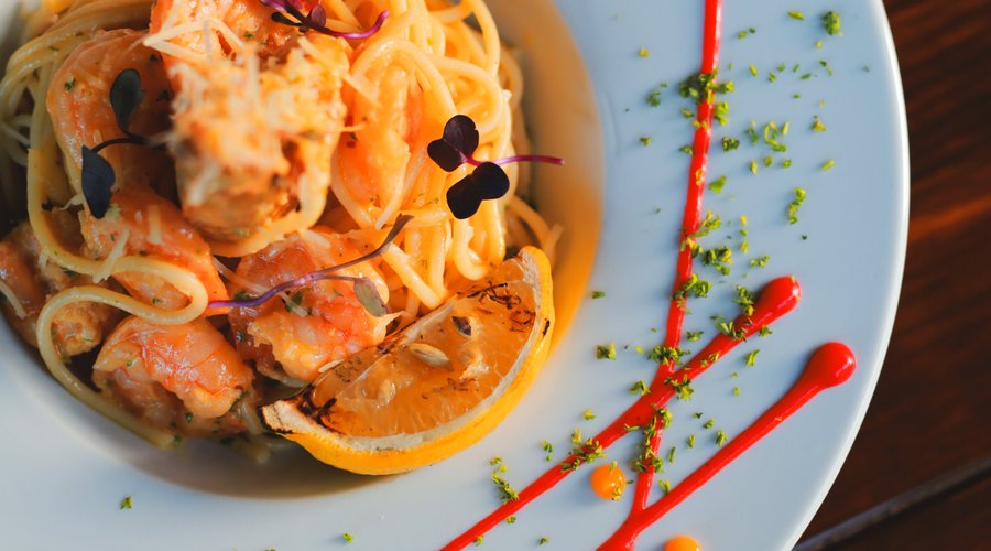 ¡Descubre el deleite del mar con nuestro Shrimp Scampi! Un plato delicioso y cremoso, perfecto para los amantes del marisco en Franks Place. 