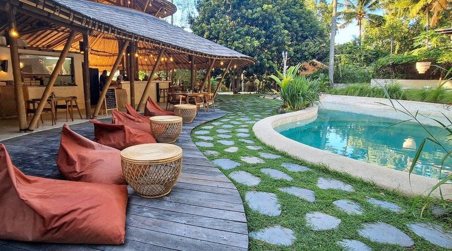 Nusava restaurant and pool area