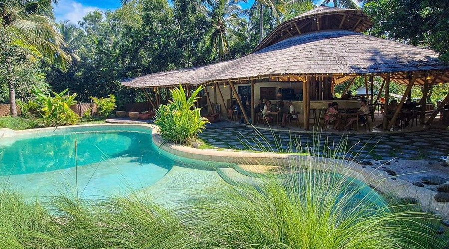 Nusava restaurant and pool area