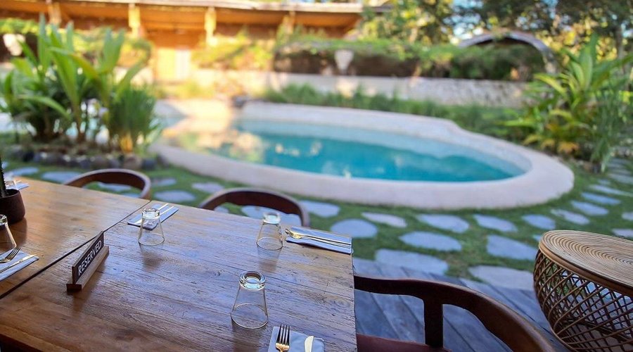 Nusava restaurant and pool area