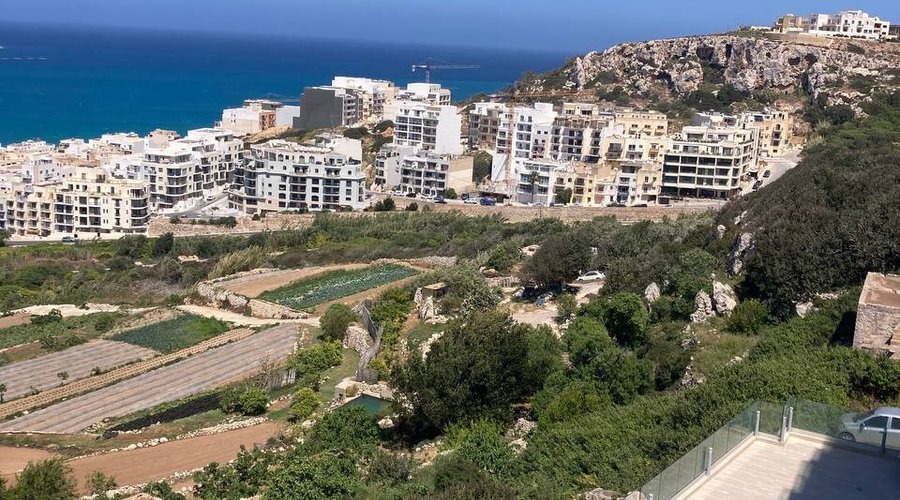 Vista mare e piscina dalla finestra e balcone della stanza.