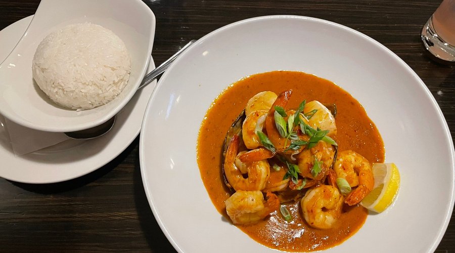 Delicious with loads of big prawns, scallops and muscles in a spice peanut sauce. Chef’s seafood stew with jasmine rice. Highly recommend this dish!