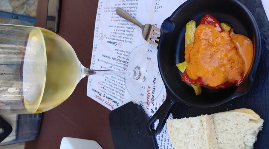 Buen tapeo y mejor comida!! Buena atención al cliente!! Parada obligada