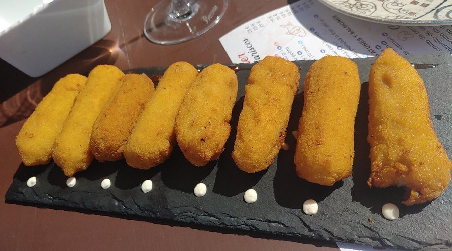 Buen tapeo y mejor comida!! Buena atención al cliente!! Parada obligada