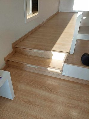 Steps to bedroom 