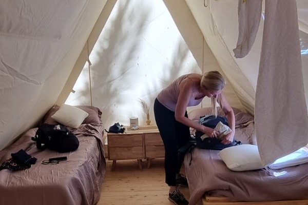 interno della tenda con letti separati