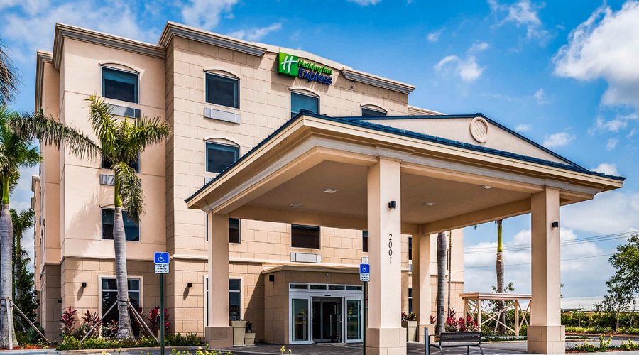 Best hotel to stay few minutes away from the beach & PBI airport.