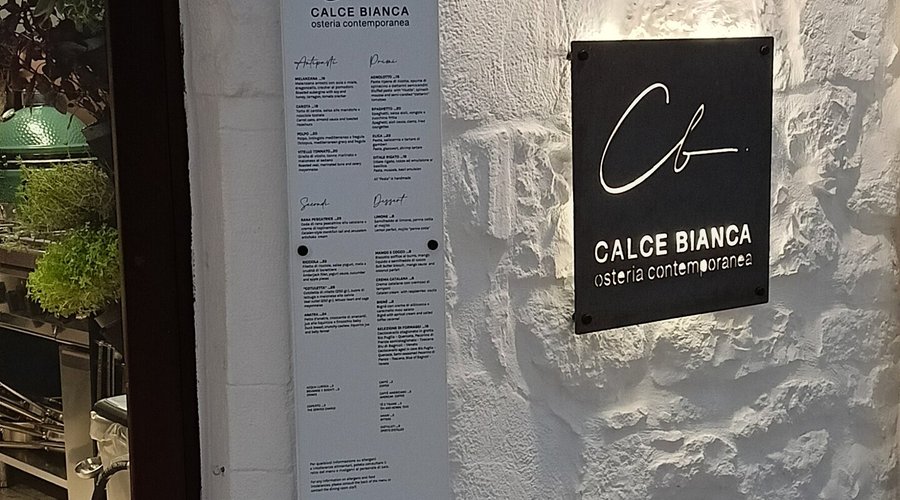 Calce Bianca Osteria Contemporanea - Ingresso del Ristorante - via Francant Arc Zaccaria, n. 43 - Ostuni (BR) - Centro Storico della Città Bianca