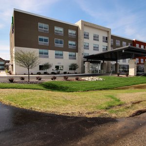 Hotel Exterior of the Holiday Inn Express Near Mercury Marine