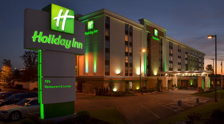 Hotel located just 2.8 miles from Field Of Dreams Baseball Park
