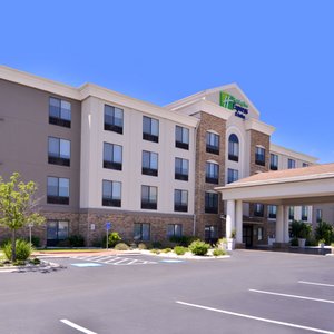 Best hotel to stay few minutes away from the airport.