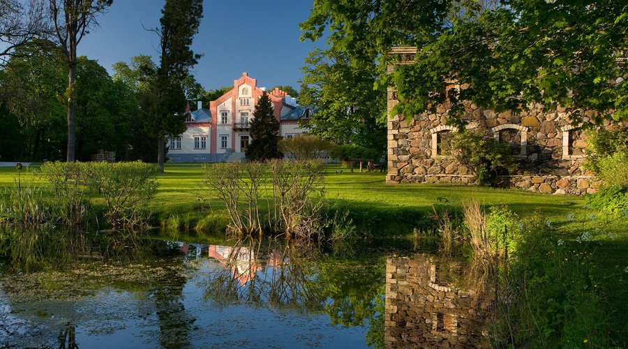 Timeless island hideaway in serene, leafy grounds