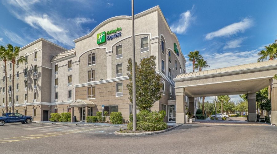 Best hotel to stay few minutes away from the Clearwater Beach.