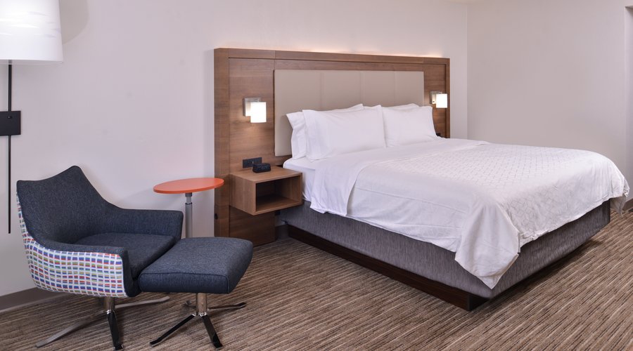 Guest Room King Bed 