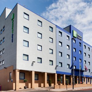 2 minute walk from the North Acton tube station