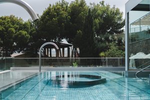 Pool & Beach