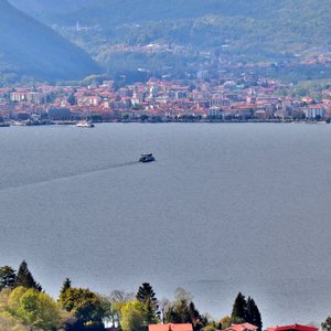 Sullo sfondo Intra/Verbania