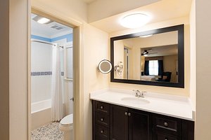 Westgate Historic Williamsburg Resort- Colonial Double Queen Guestroom Bathroom