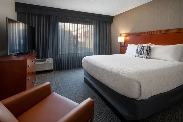 Courtyard by Marriott Bakersfield - hotel rooms