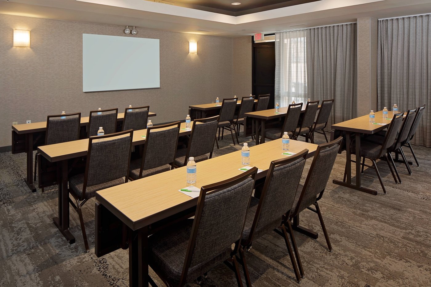 코트야드 바이 메리어트 리치먼드 에어포트 (Courtyard by Marriott Richmond Airport, 샌드스톤) - 호텔 리뷰 & 가격 비교