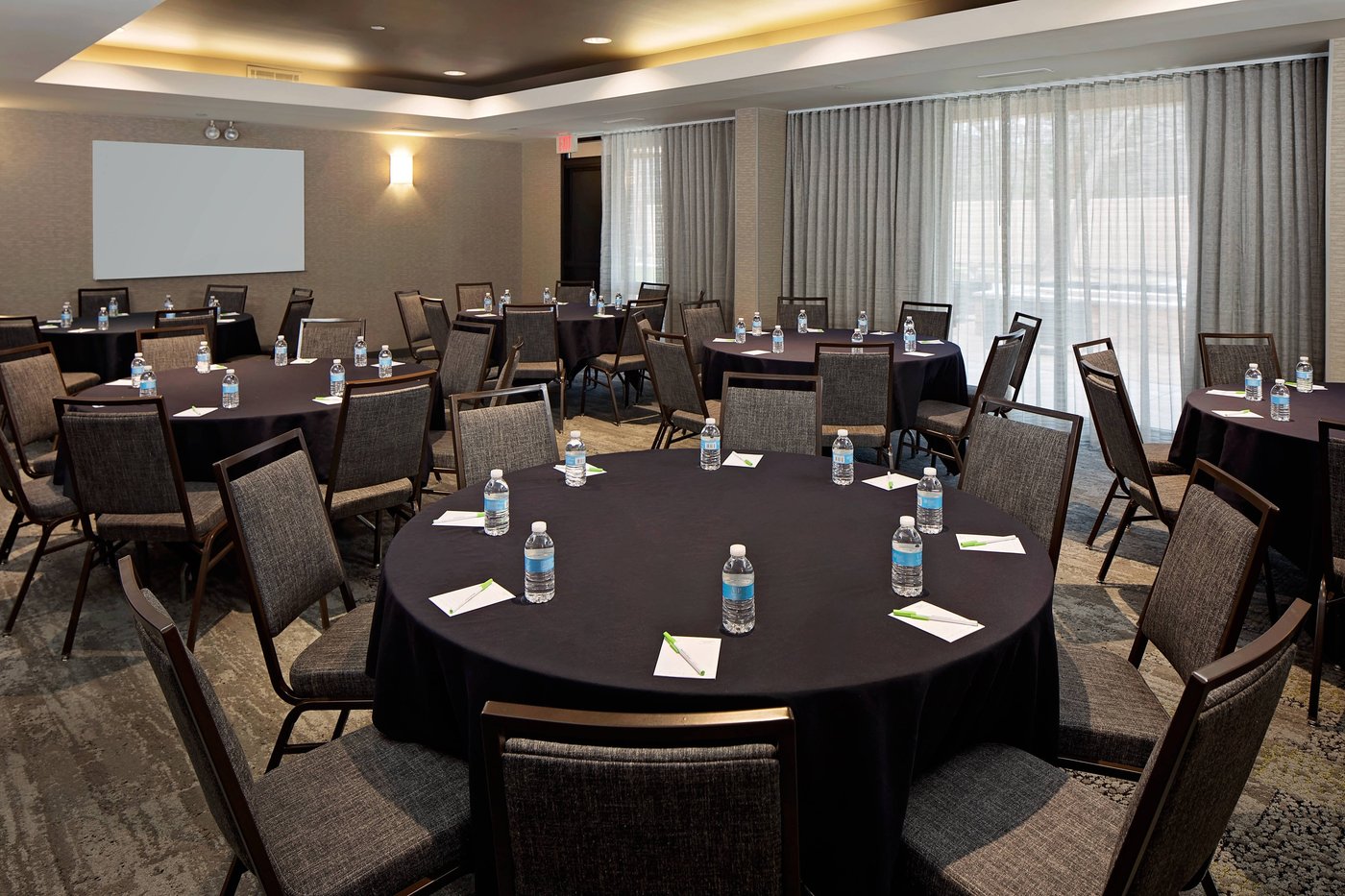 코트야드 바이 메리어트 리치먼드 에어포트 (Courtyard by Marriott Richmond Airport, 샌드스톤) - 호텔 리뷰 & 가격 비교