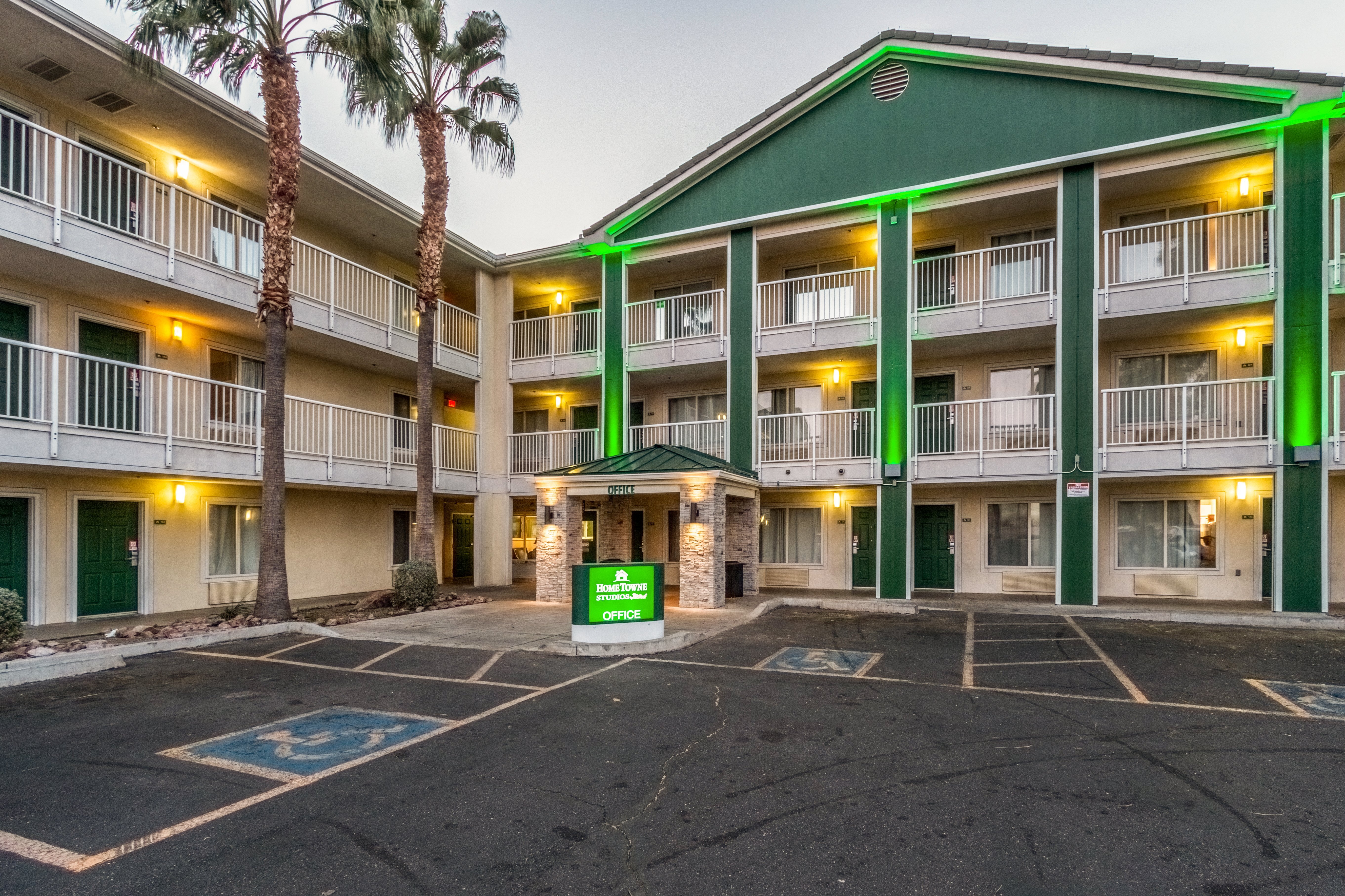 HOMETOWNE STUDIOS PHOENIX - WEST $61 ($̶8̶5̶) - Prices & Motel 