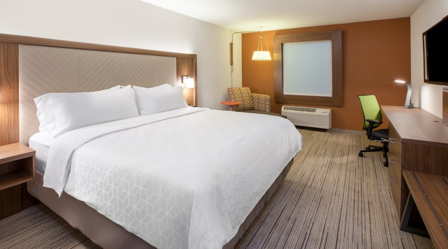 King Bed Guest Room- Newly Renovated