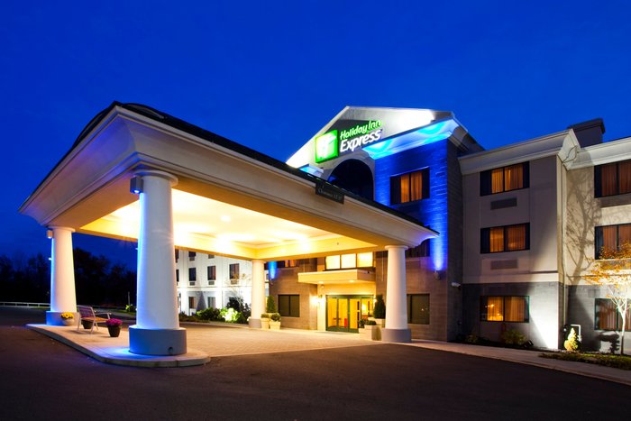 Holiday Inn Express Syracuse Airport, an IHG Hotel Parking: Pictures ...