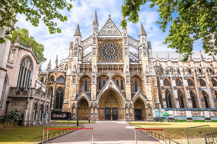 Top Tourist Attractions Near Westminster Abbey: A Complete Guide