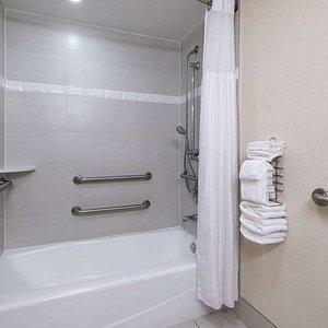Guest room bath (accessible)