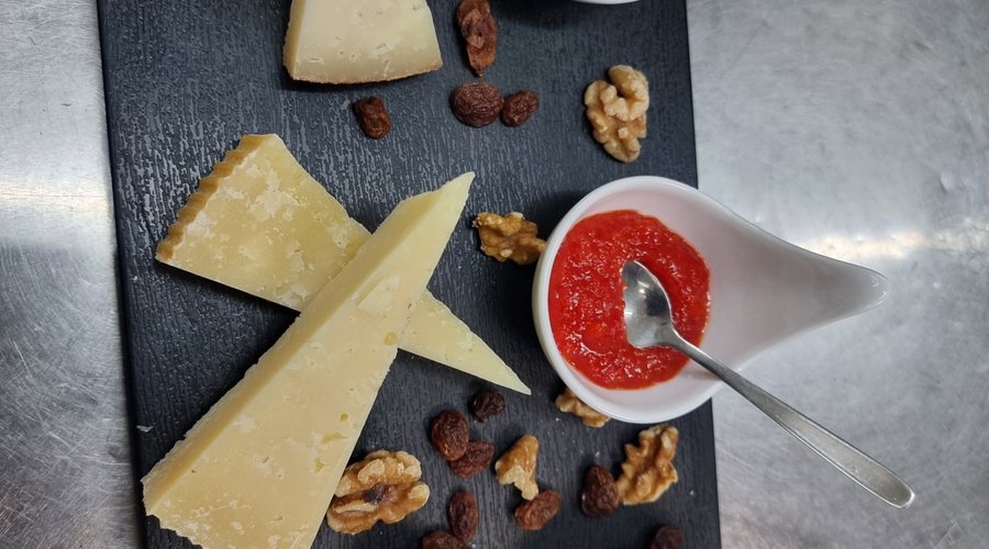 Mix di formaggi con le sue composte