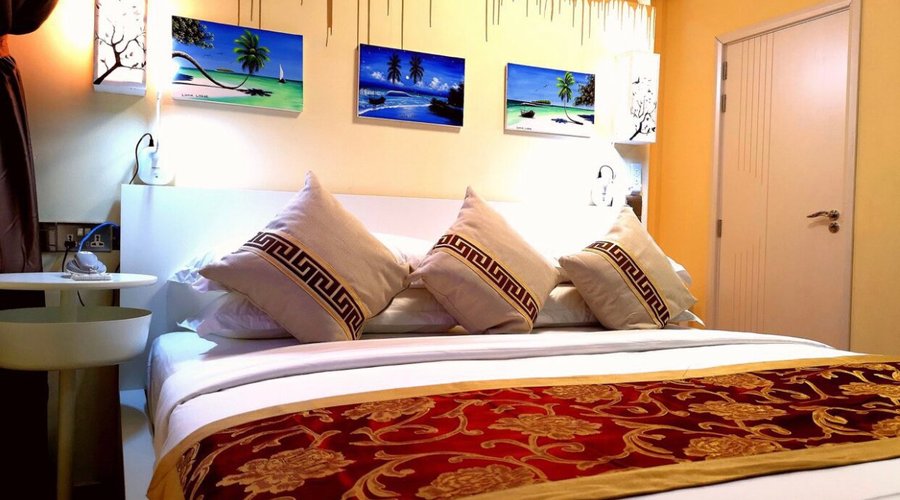 Welcome to our LUNA LODGE Guesthouse! Our GUESTHOUSE are designed to provide you with the utmost comfort and relaxation during your stay. Each room is tastefully decorated with modern furnishings and soothing color schemes, creating a warm and inviting atmosphere. In our Deluxe bedrooms, you'll find a king-size bed with luxurious linens, ensuring a restful night's sleep. For your convenience, there's a well-equipped en-suite bathroom with a spacious shower and complimentary toiletries. The room 