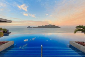 Pool & Beach