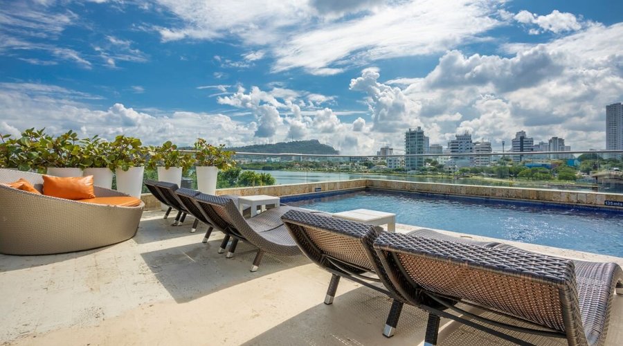 terraza con piscina