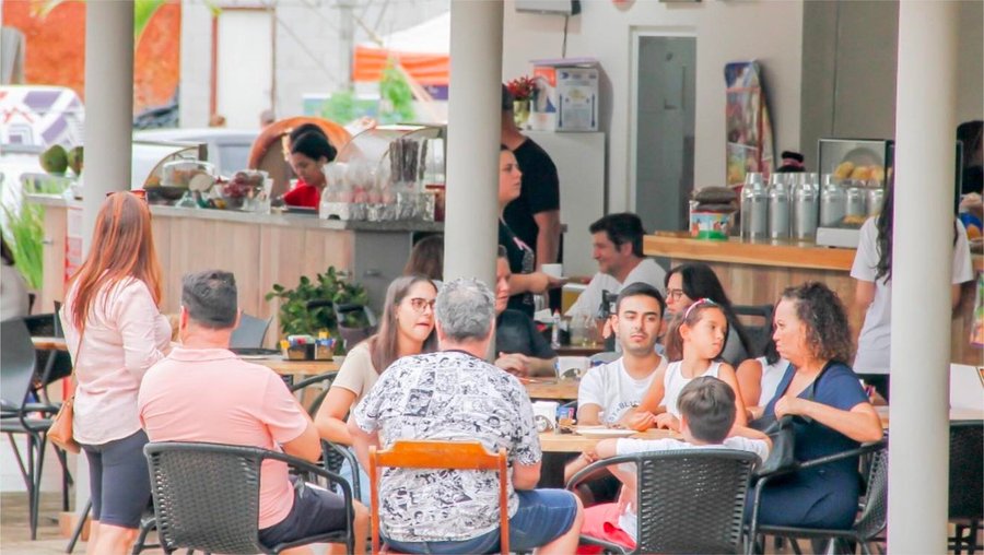 A praça de alimentação do Nagoya Outlet possui diversos quiosques, restaurantes, área de fast foods e saborosas opções gastronômicas.