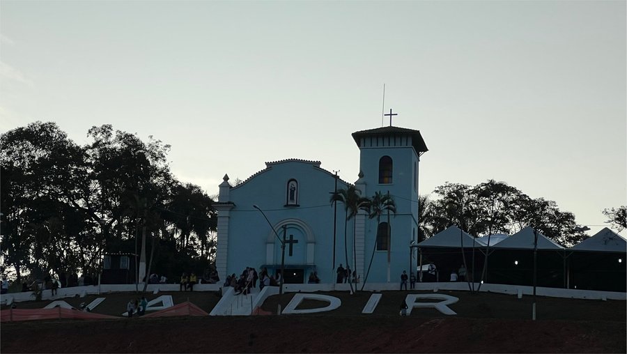 A capela de Santa Rita de Cássia, foi inaugurada em 1957 e se encontra em um local histórico. Ela faz parte da área onde ficava a fábrica da Nadir Figueiredo, que comprou em 1943 a cerâmica Santa Rita, uma das primeiras fábricas de porcelana do Brasil.