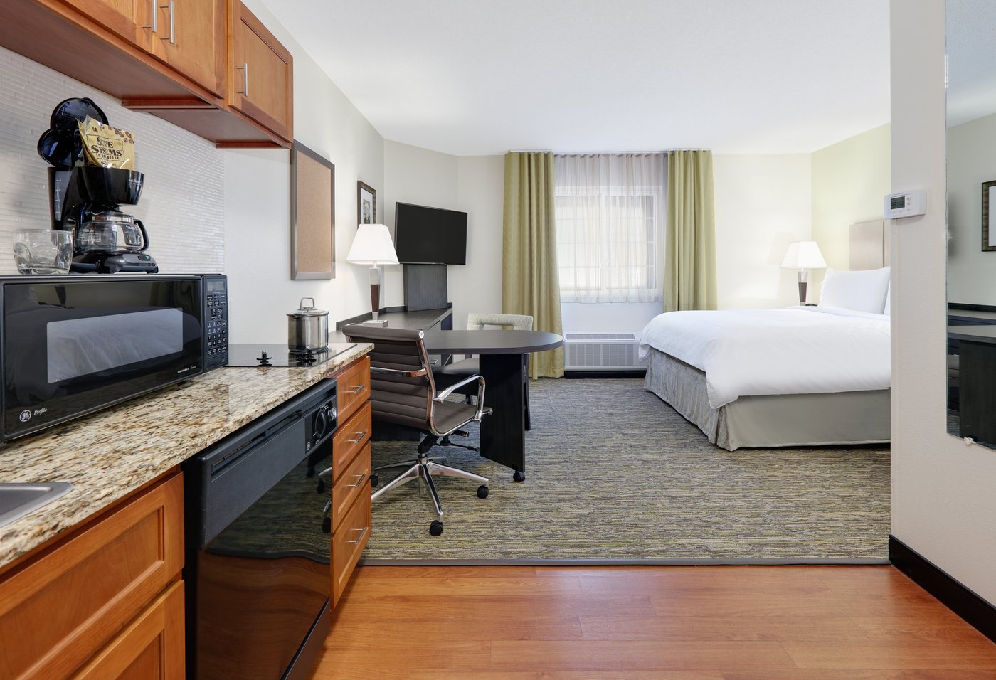 캔들우드 스위트 살리나 (Candlewood Suites Salina, an IHG hotel, 샐리나) - 호텔 리뷰 & 가격 비교