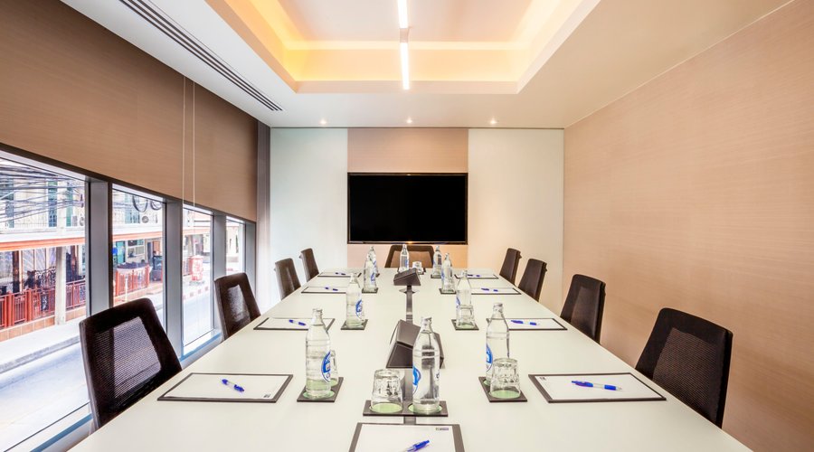 Meeting room with daylight at Holiday Inn Express Bangkok Sukhumvi