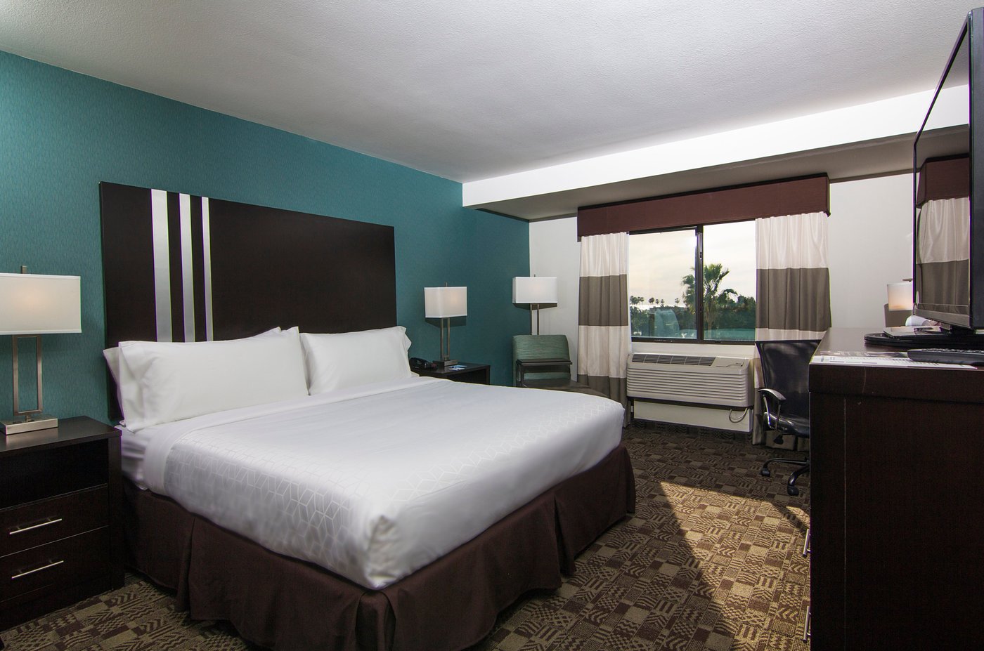 HOLIDAY INN EXPRESS & SUITES CARLSBAD BEACH - Updated 2024 Prices & Hotel Reviews (CA)
