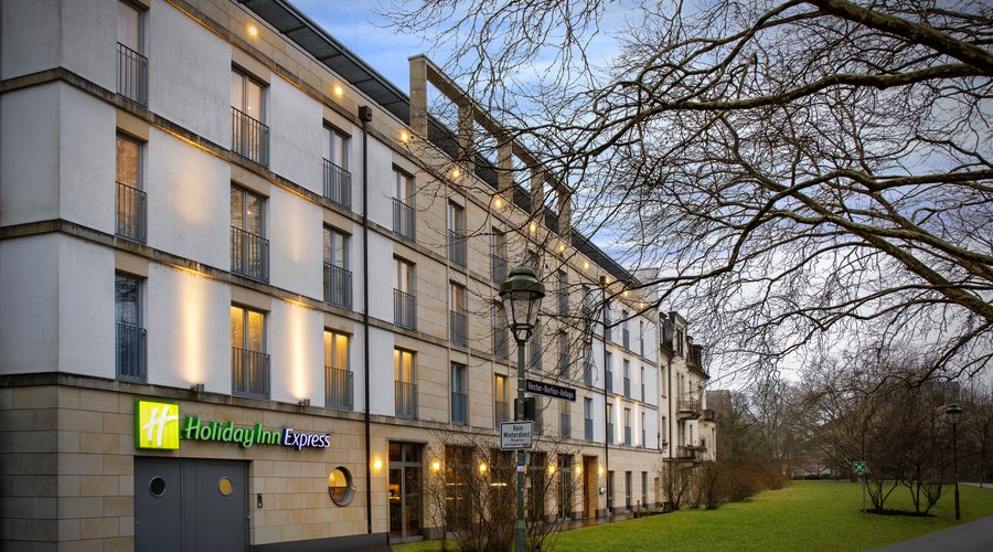 Holiday Inn Express in a leafy area a short walk from the centre.