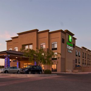 Best hotel to stay few minutes away from shopping and dining.