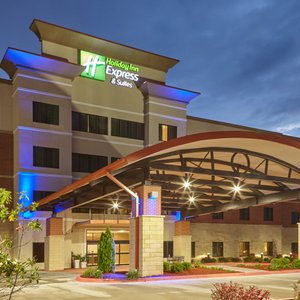 Holiday Inn Express & Suites Colubmia Univ 5 miles from downtown