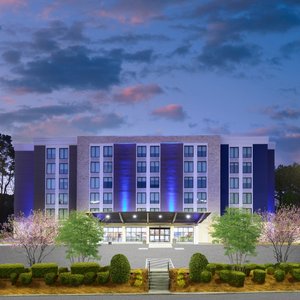 Welcome to the Holiday Inn Express & Suites Northlake Tucker