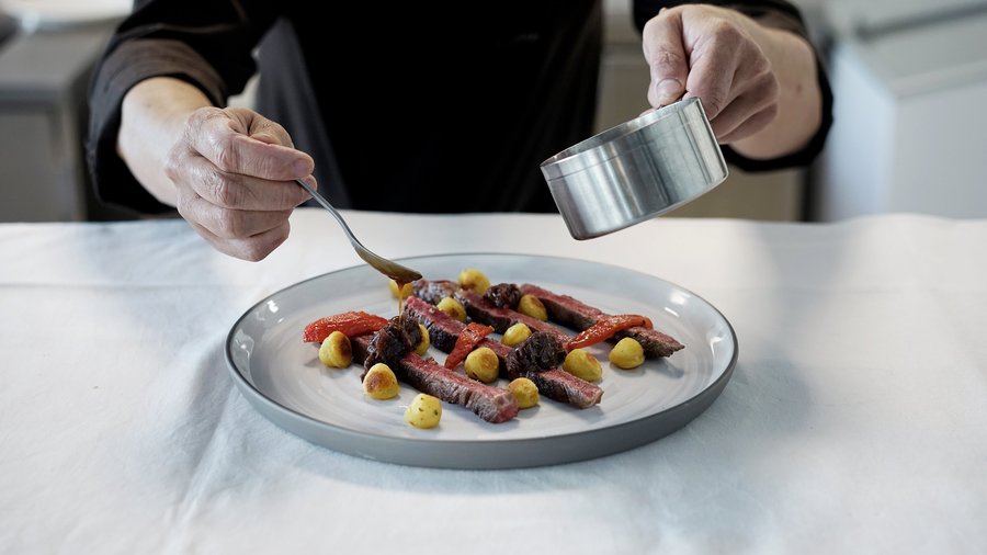 Taste italian cuisine at the restaurant Cucina Victoria. 