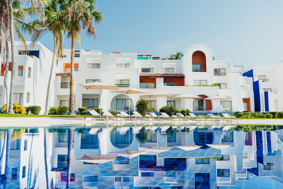 Barcelo vs Dreams and Secrets - Review of Barcelo Huatulco, Huatulco,  Mexico - Tripadvisor