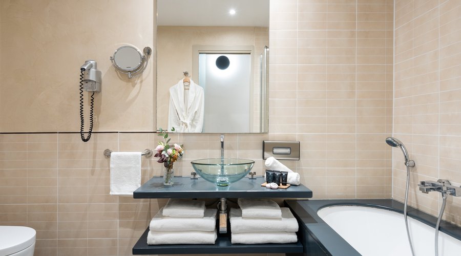 Leonardo Boutique Hotel Rome Termini Bathroom Bathtub