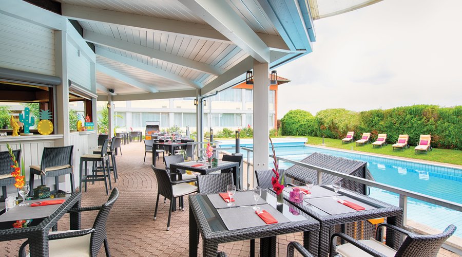 Bar by the pool