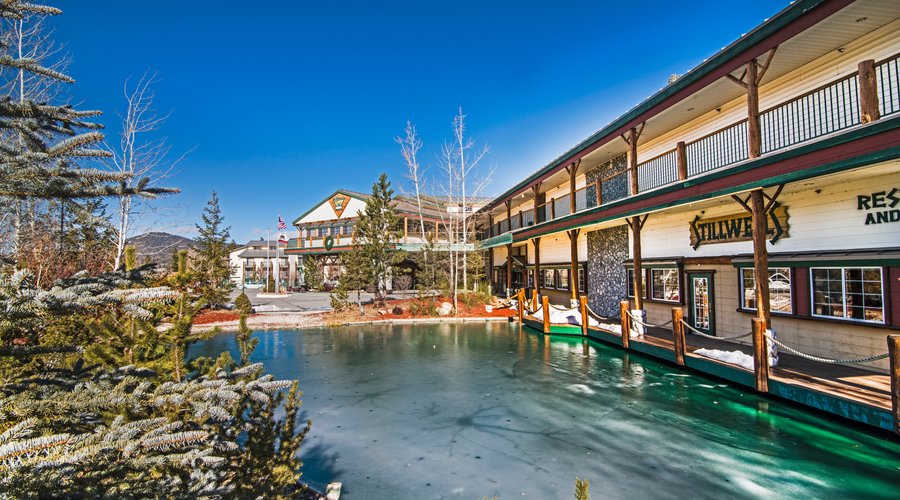 Hotel Exterior - Stillwells Restaurant and pond
