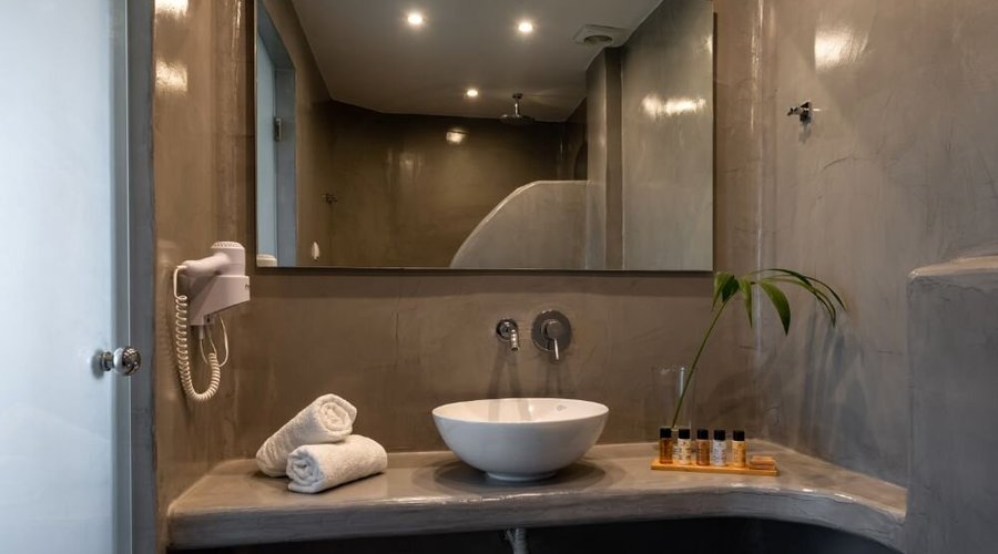 Ecclectic bathroom details 