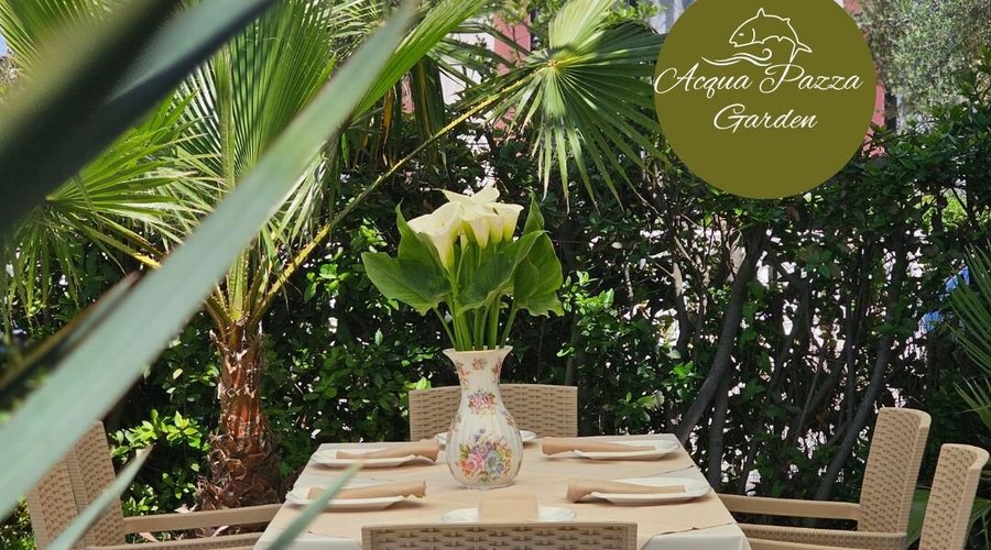 Genießen Sie den Luxus, Ihre Mahlzeit mit Blick auf den sanften Wellenschlag des Meeres zu genießen. Unser Restaurant bietet eine entspannte Atmosphäre, die perfekt mit dem rhythmischen Rauschen der Wellen harmoniert. Ob Sie bei Sonnenuntergang romantisch dinieren oder am Nachmittag eine entspannte Mahlzeit genießen möchten, unser Restaurant bietet den idealen Rahmen für jede Gelegenheit.